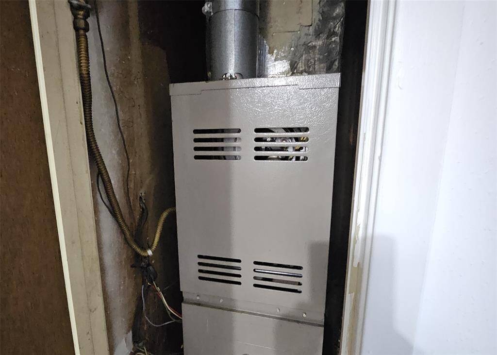 centeral unit for heat. it included but needs repairs to work