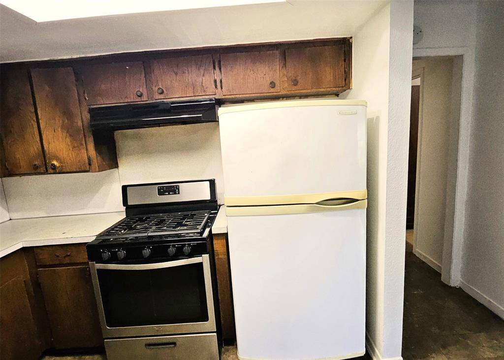kitchen featuring appliances, ample cabinet space, and a cozy layout for efficient meal prep.