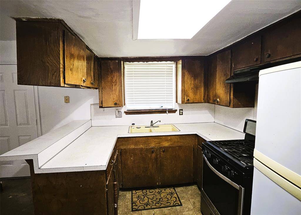 wood cabinetry, efficient layout, and a gas stove, perfect for your culinary adventures.