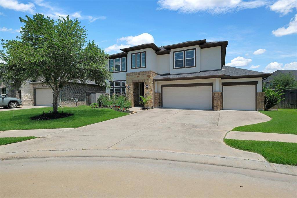 Home is conveniently located in the GATED community but so close for ez access to WestPark Tollway.