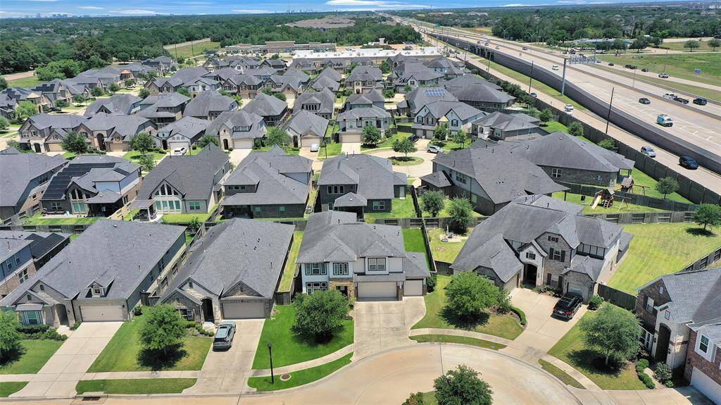 The community is right off the WestPark Tollway, 2 minutes from 99.