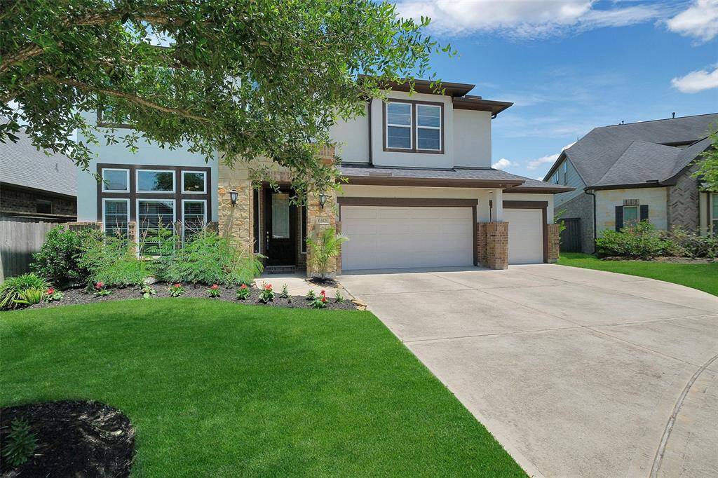 Home situated in the quiet cul de sac, gated community.