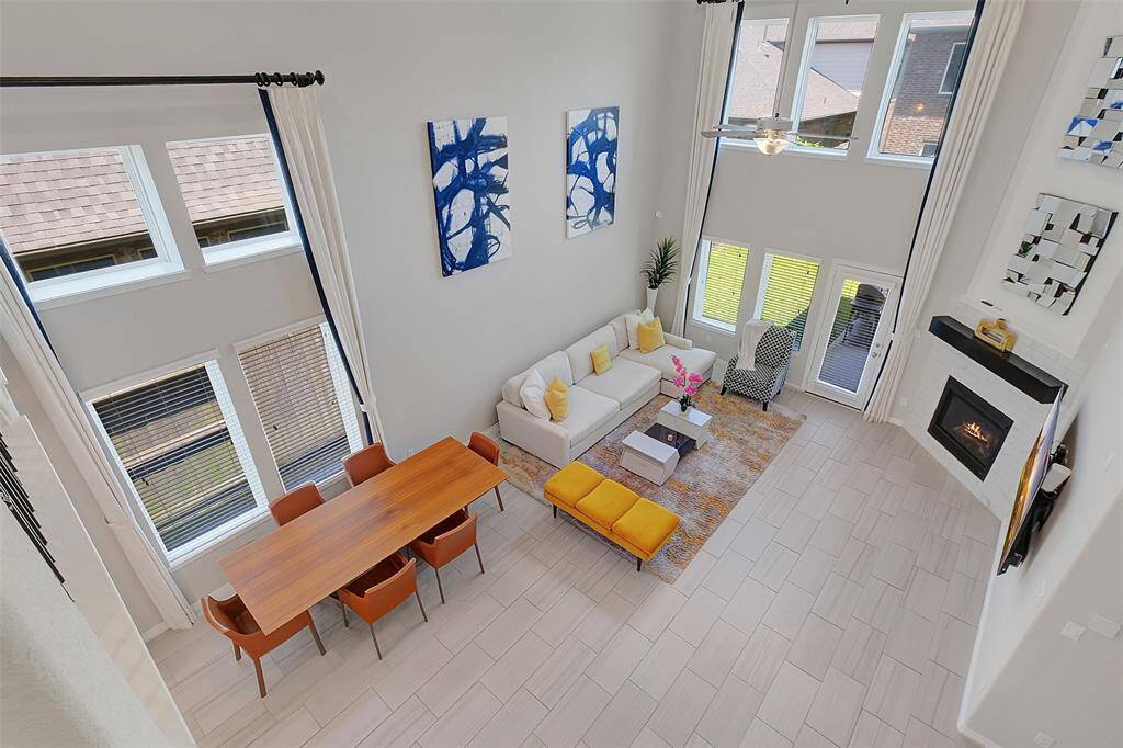Beautiful floor plan with high ceiling, lots of windows to allow all the natural sunlights pouring in!