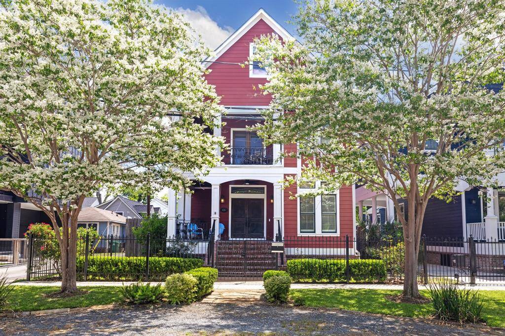 Welcome to 636 Oxford Street. Set on a desirable corner lot, with a charming exterior that features a classic front porch and an upstairs balcony. Situated on a tree lined street in the heart of the Heights. Steps from local parks, restaurants coffee shops and the Heights Hike and Bike Trail.