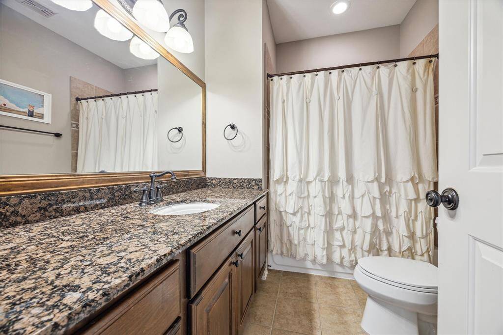 Secondary bathroom located on the second floor