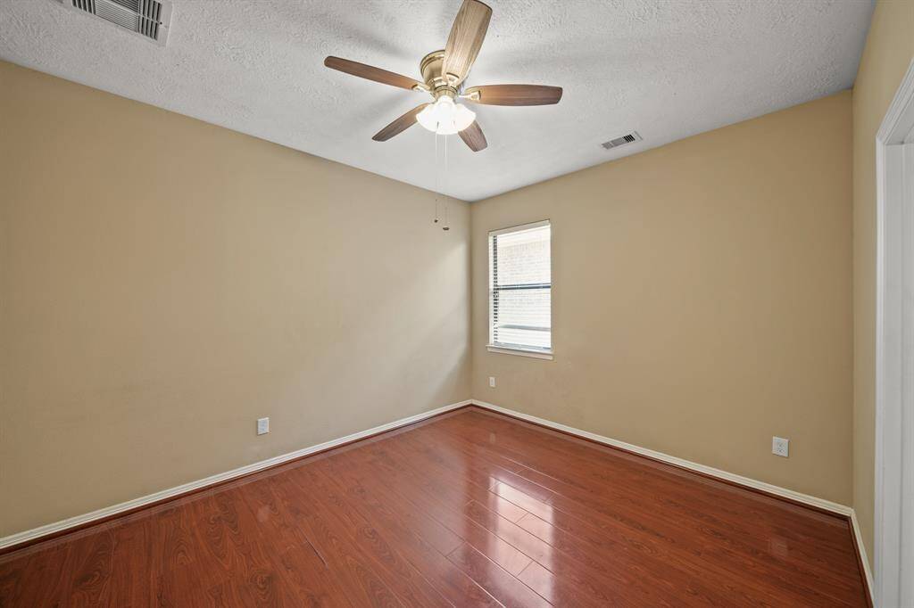 Another view of the En Suite with tons of space to enjoy