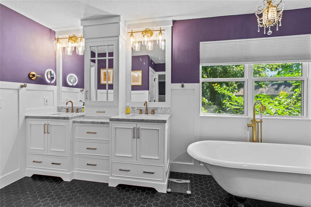 Gorgeous brand new primary bath!