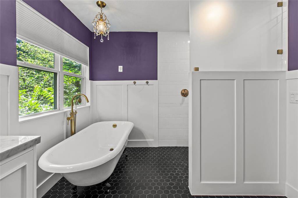 Claw foot tub!
