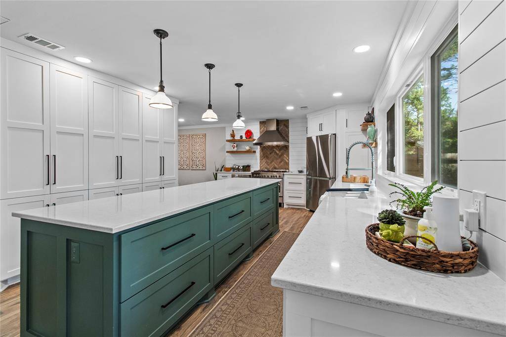 So much kitchen storage!