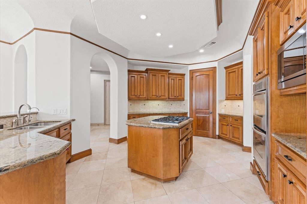Great Kitchen with lots of cabinet space