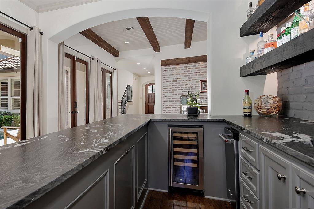 Sizeable wet bar- great for gathering around