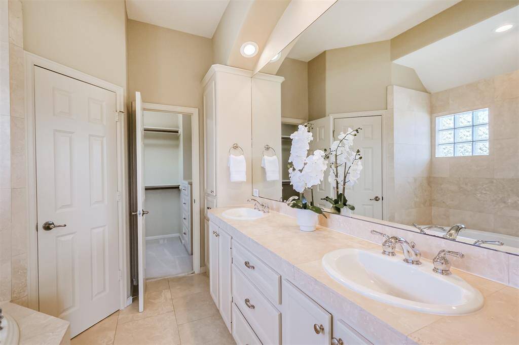 Primary bath is a place to relax and get pampered!
