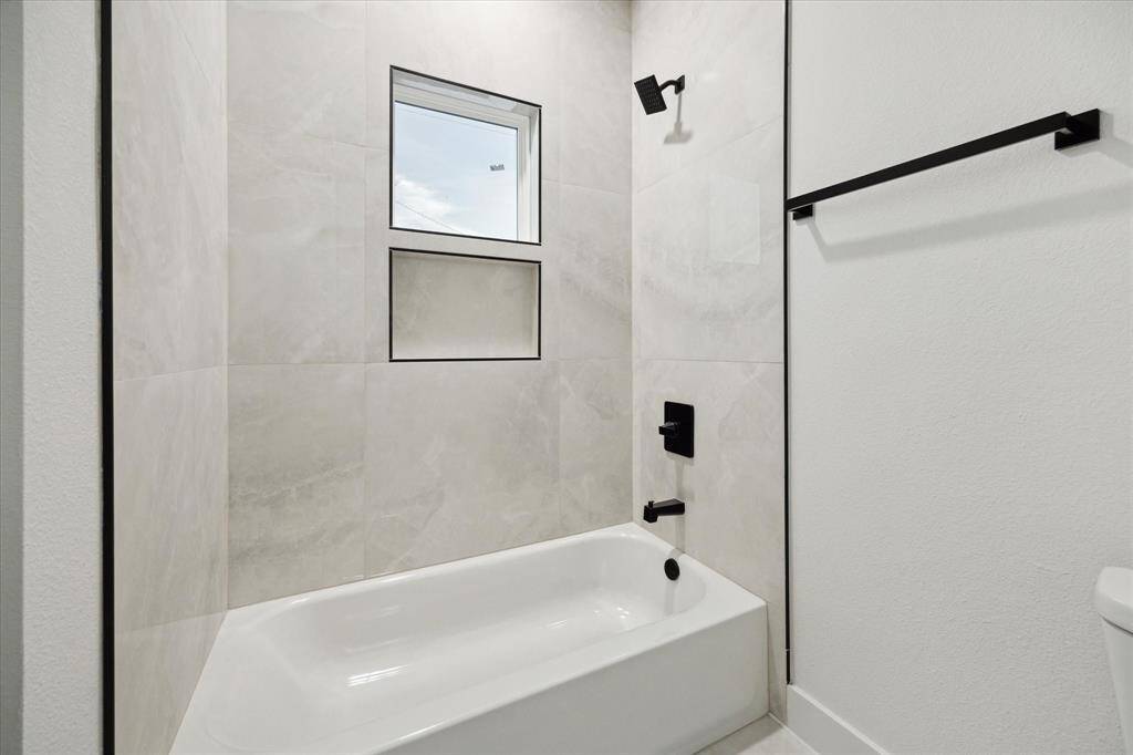 Guest bathroom tub/shower combo