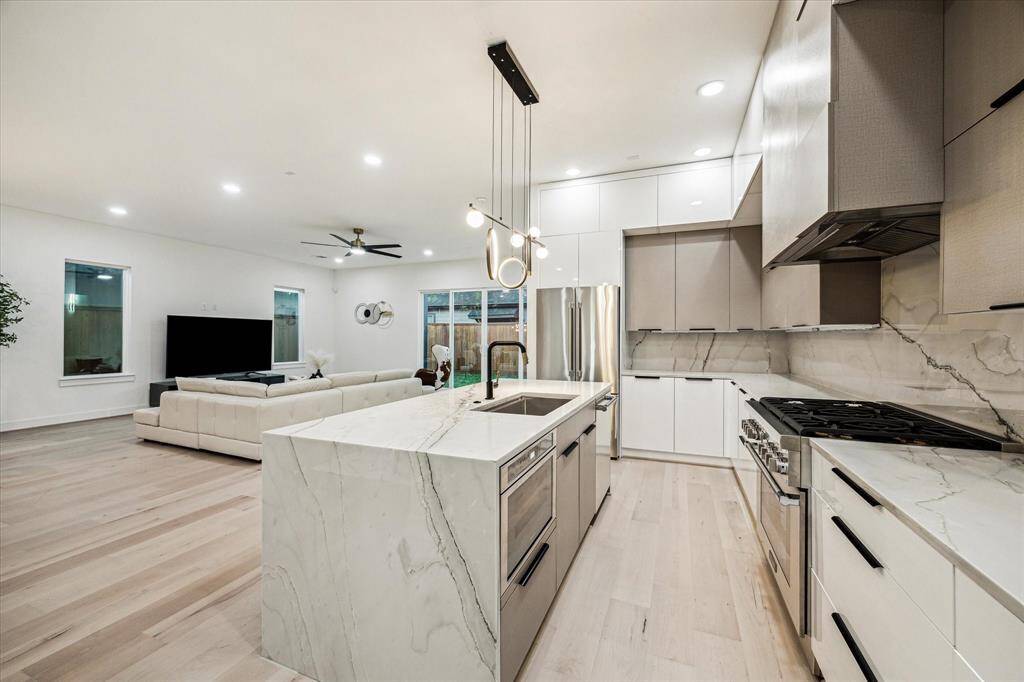 Waterfall island showcasing stunning quartzite details.