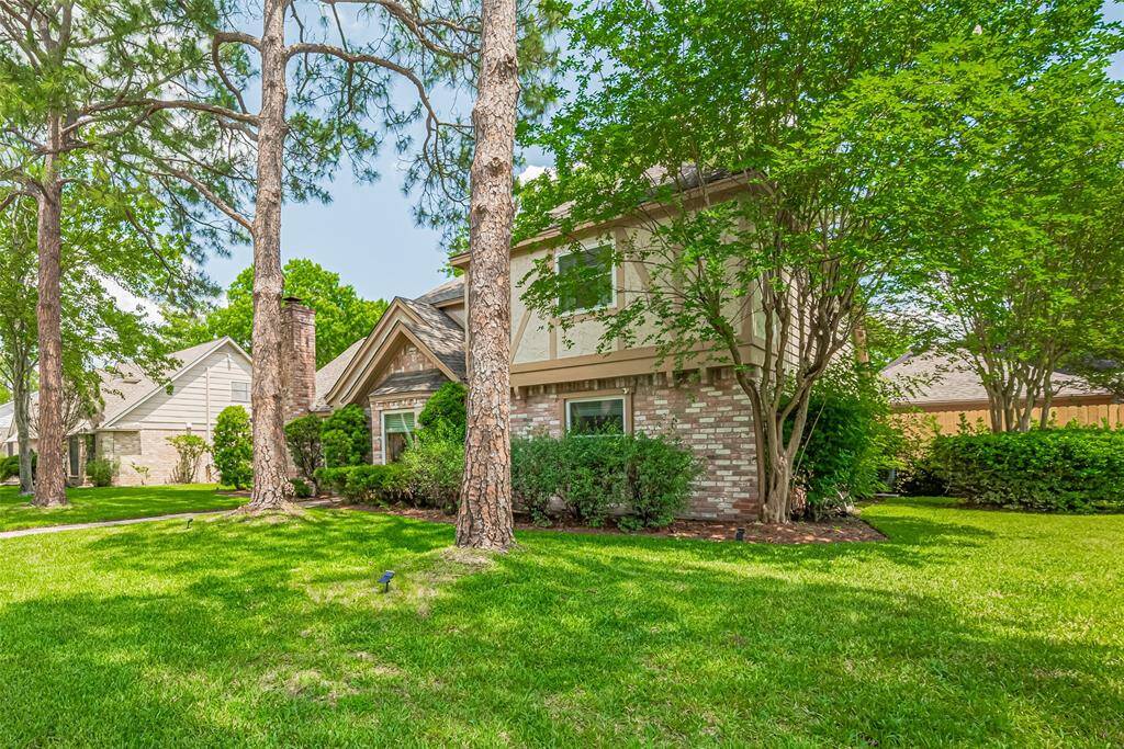 This beautifully situated residence is located in a charming, established community and its zoned for top-rated Elementary and High schools. Enjoy the convenience of easy access to I-10, ensuring your daily commute is hassle-free.