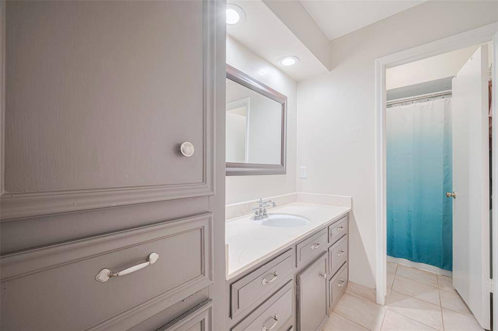 Full bathroom located on the upstairs.