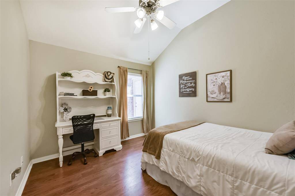 Secondary bedroom.