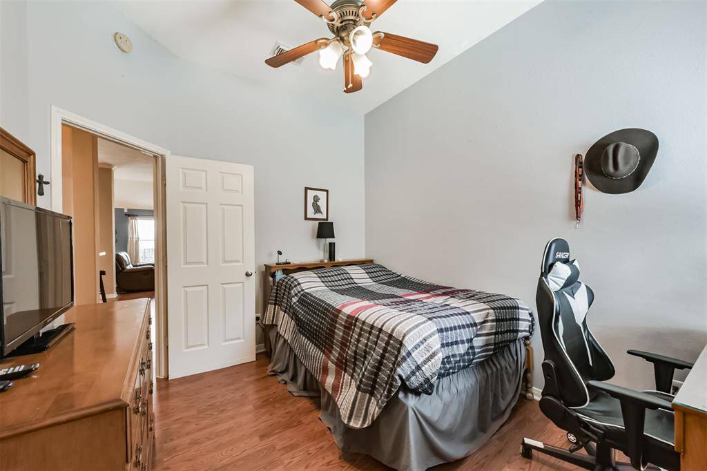 Secondary bedroom.