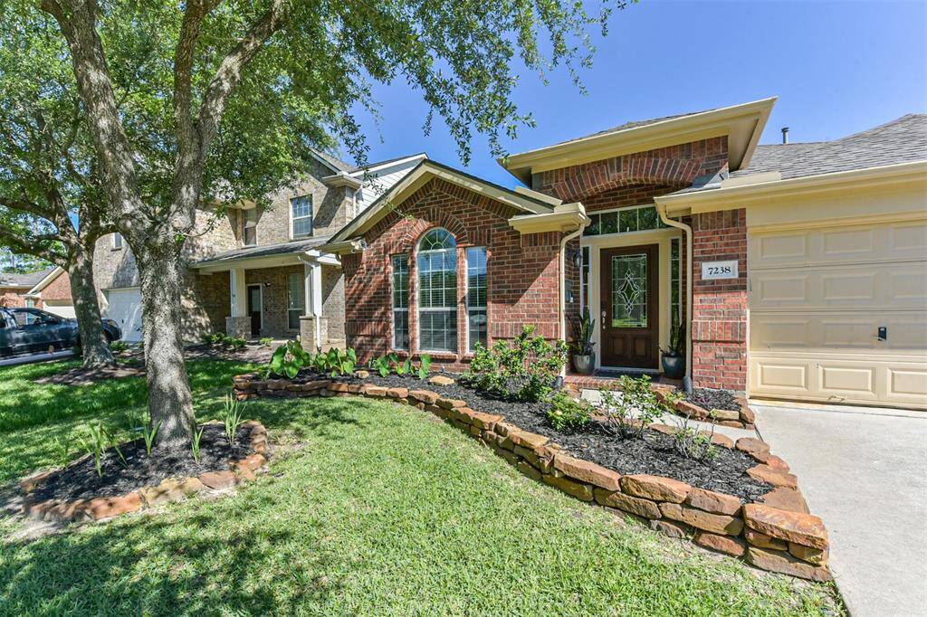 Beautiful curb appeal on this single story, cul-de-sac street home.