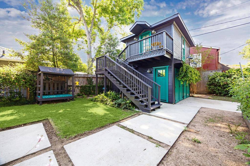 Outdoor area off of mudroom