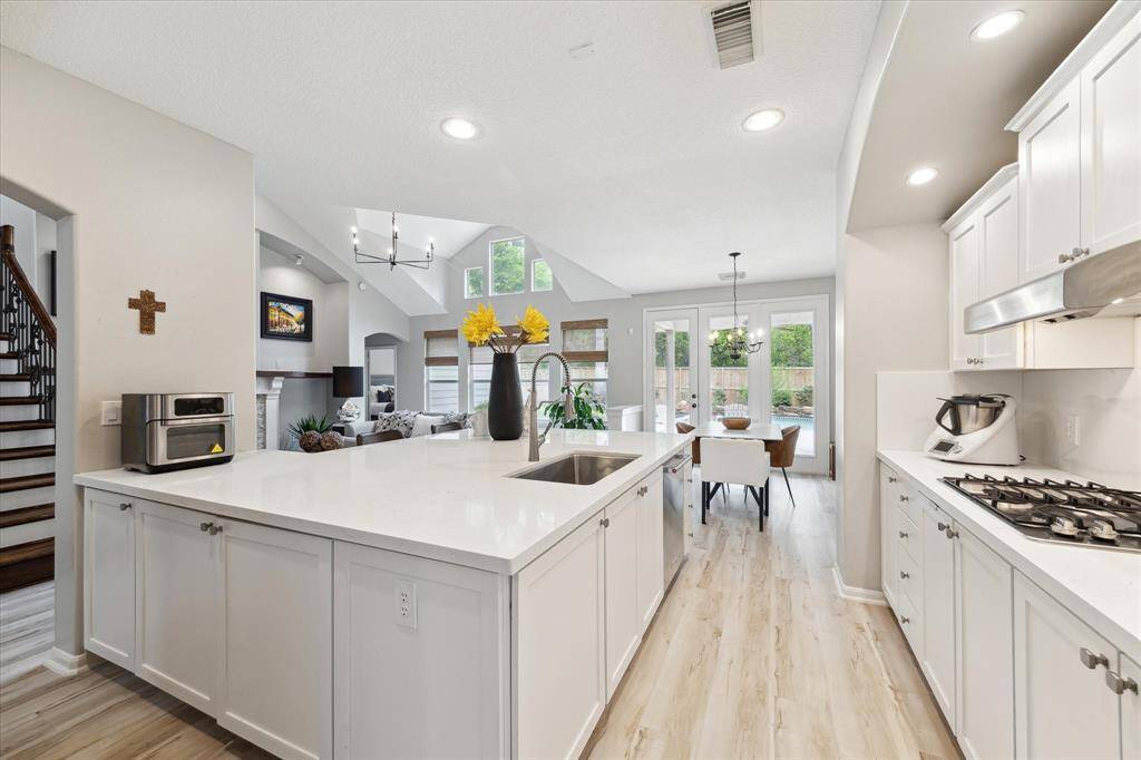 The kitchen, the heart of any home, new quartz countertops in this huge island, space for everything in this kitchen as the central point in this open floor plan