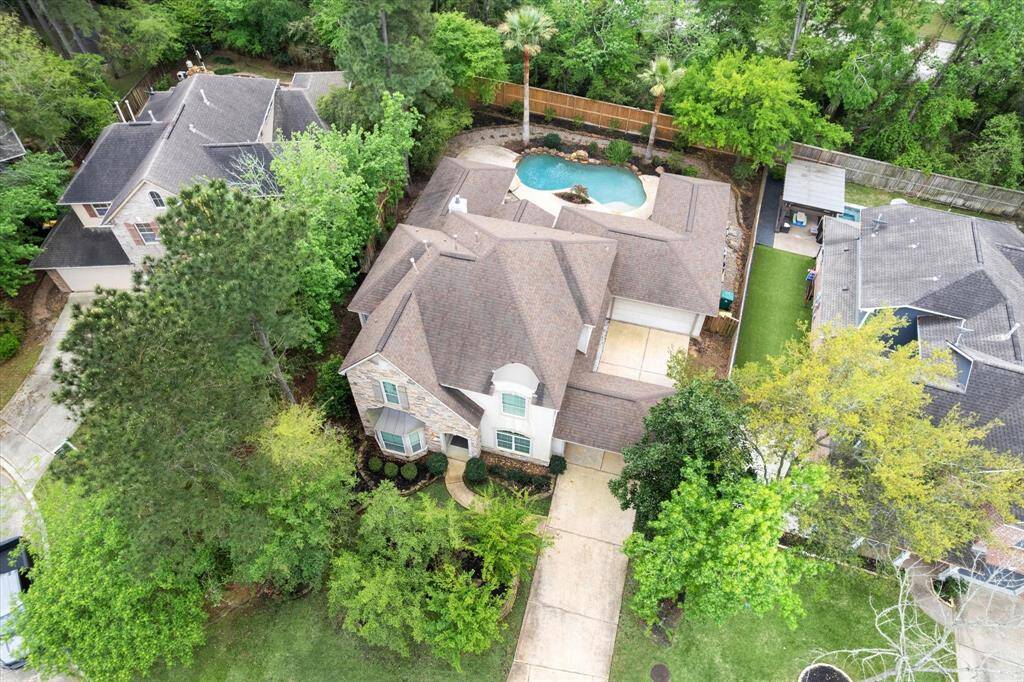 This home is located in this fantastic lot, surrounded with a wonderful green lush and with a great green belt at the back
