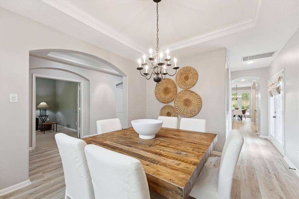 The dining is fresh , modern , great size, views of the front yard, all the natural light plus a neutral color in the walls making it to be just perfect for gatherings
