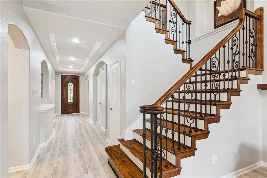 The staircase is a showcase with wood steps.