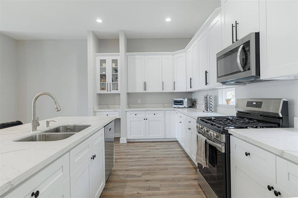Kitchen also features an undermount sink and gas cooking.