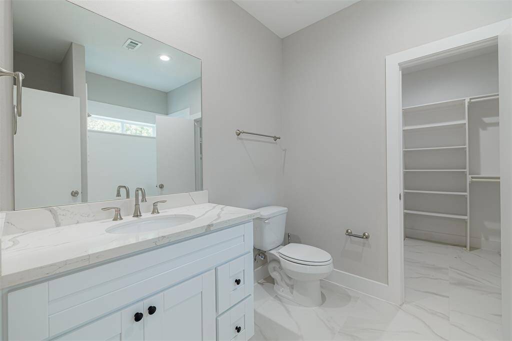 Ensuite bath in the private first-floor bedroom.