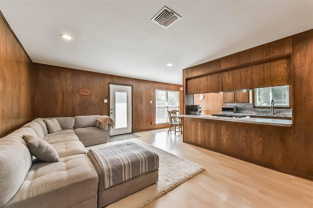 The cozy family room opens to the kitchen and the breakfast room. The double back doors feature heat resistant and safety glass panes and give direct access to the backyard and the garage which is only a few steps away.