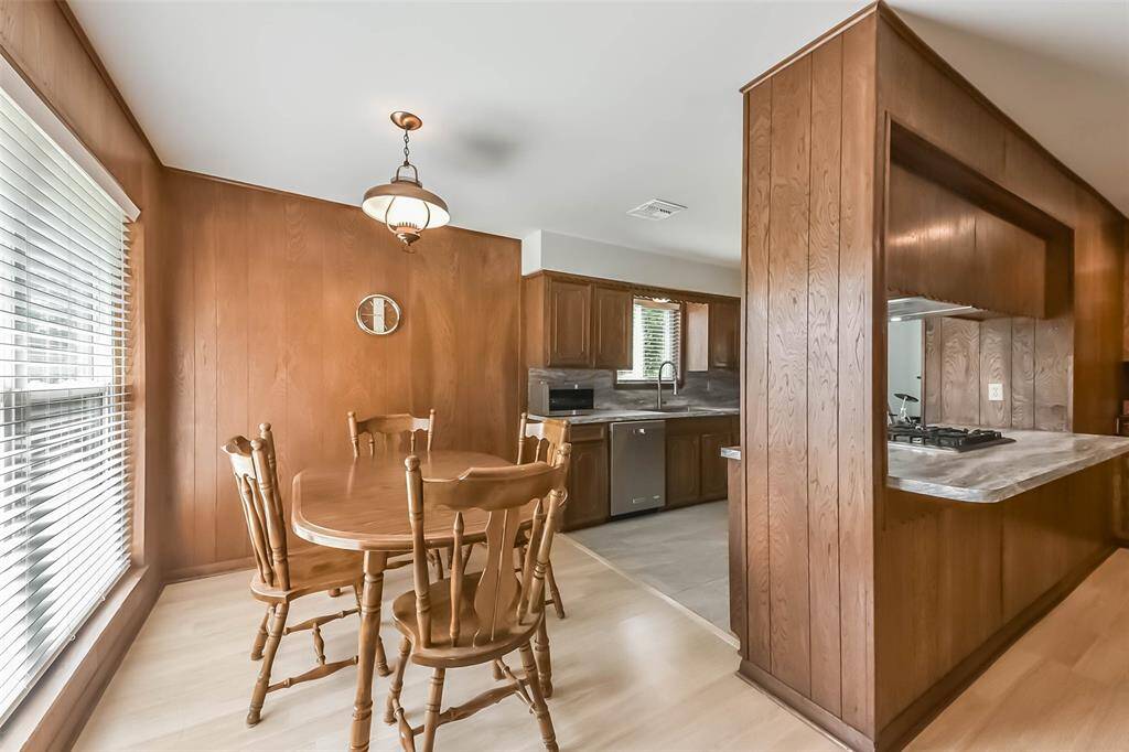 The light filled breakfast room connects the kitchen with the family room.