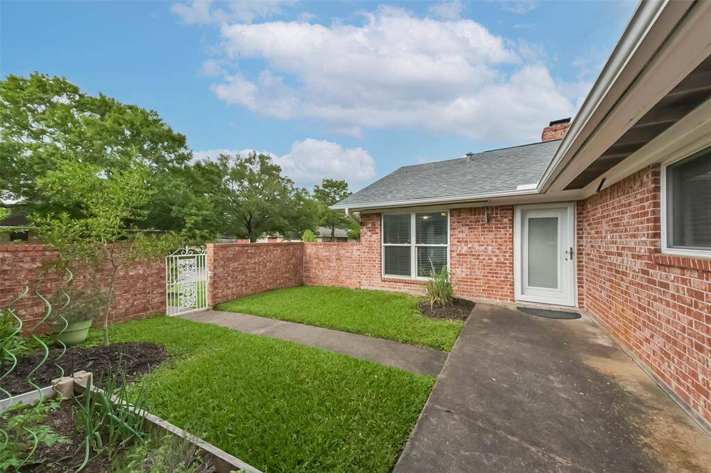 This tidy piece of land, located between the house and the garage, is ideal for growing herbs and vegetable.It can also easily be transformed into a patio. The white wrought-iron gate adds to the charm of the intimate place.