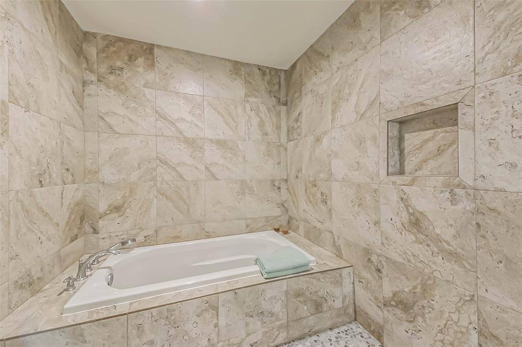 The primary bathroom is simply a dream, a place to unwind and recharge your batteries. Porcelain tiles,seamlessly covering walls and floor, sophisticated lighting and a sound system create a timeless elegance.
