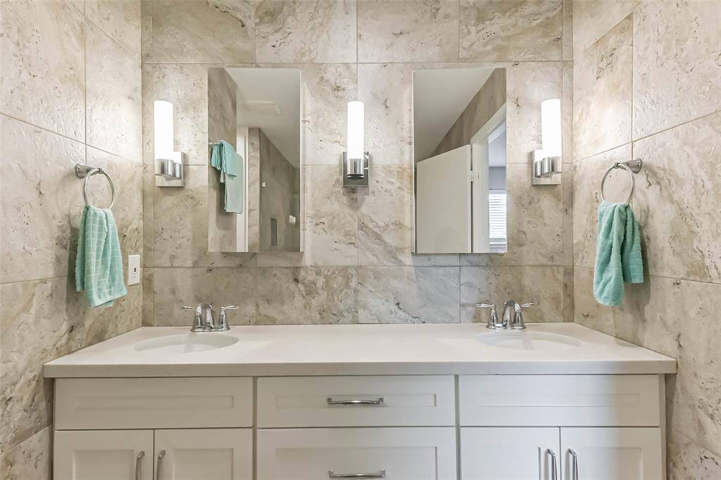 Double sinks, modern lighting and frameless mirror cabinets add to your convenience.