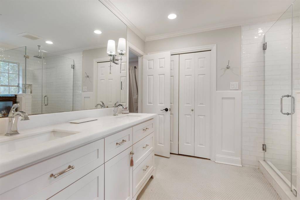 Shared bathroom between the two bedrooms
