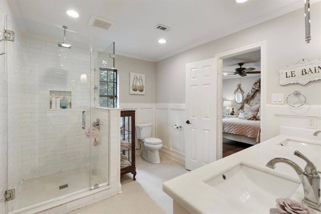 Shared bathroom between the two bedrooms