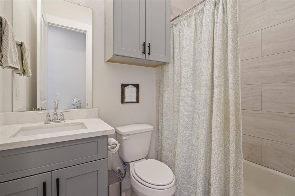 Full bath near both secondary bedrooms