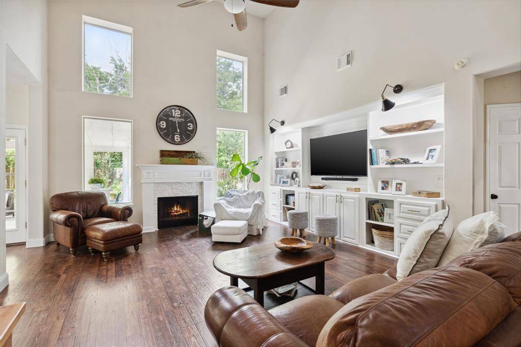 Welcome to a living room thateffortlessly combines comfort andstyle.