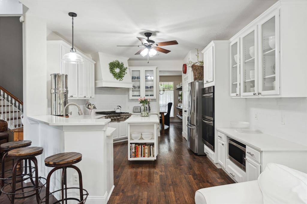 The kitchen, an integral part of thishome's open-concept design,seamlessly flows off the living room,creating a harmonious andconnected living space.