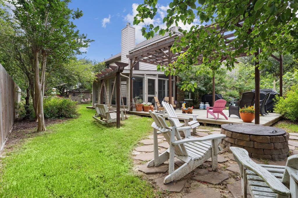 Surrounded by the beauty of theoutdoors, the large patiobecomes an extension of the home'sliving space.