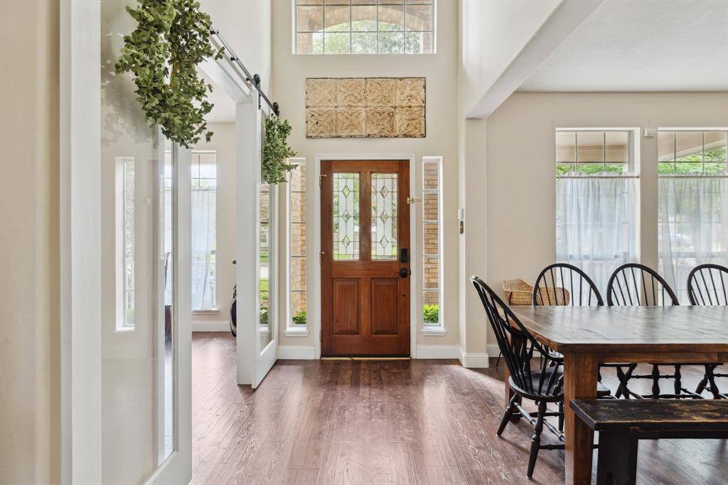 Step into luxury and warmth as youenter this home, where an expansiveand inviting entryway sets the tonefor a grand living experience.