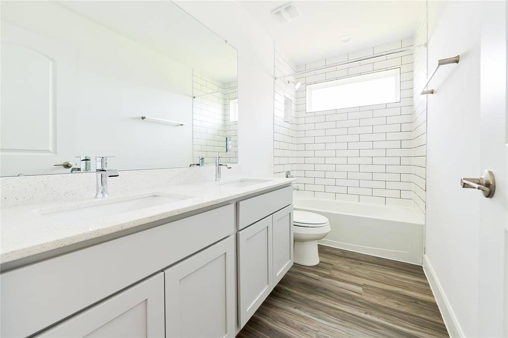 Shared bathroom for bedroom 3 and 4, with dual sinks