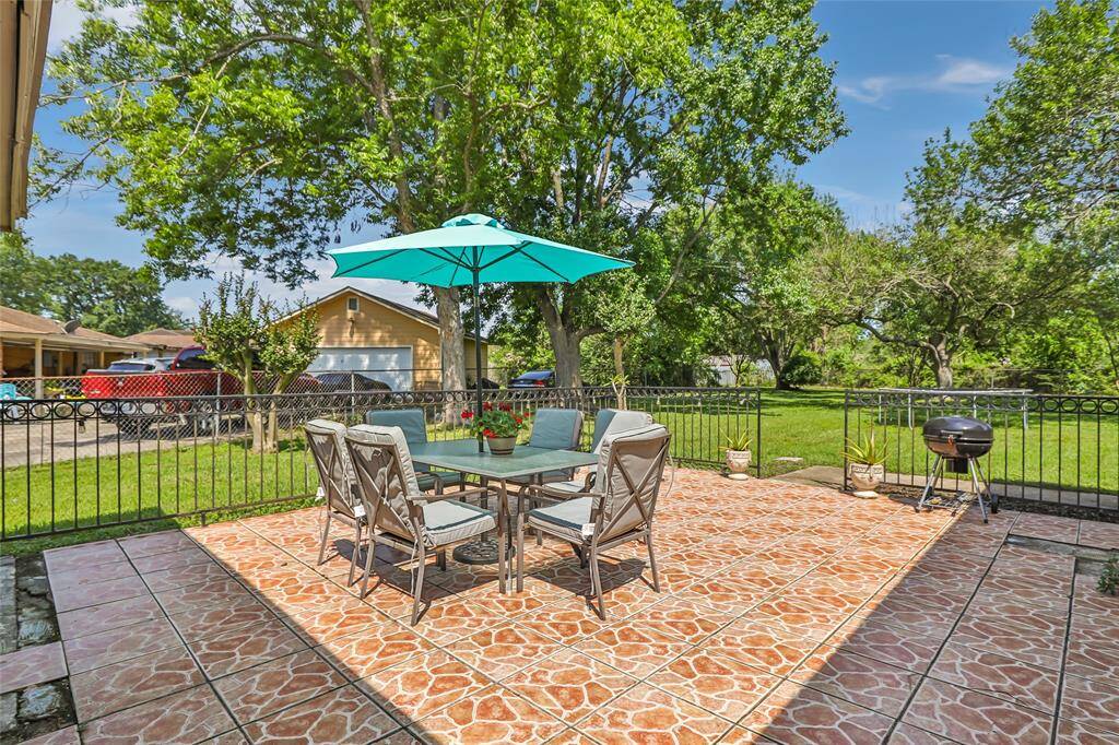 GORGEOUS patio and HUGE yard!