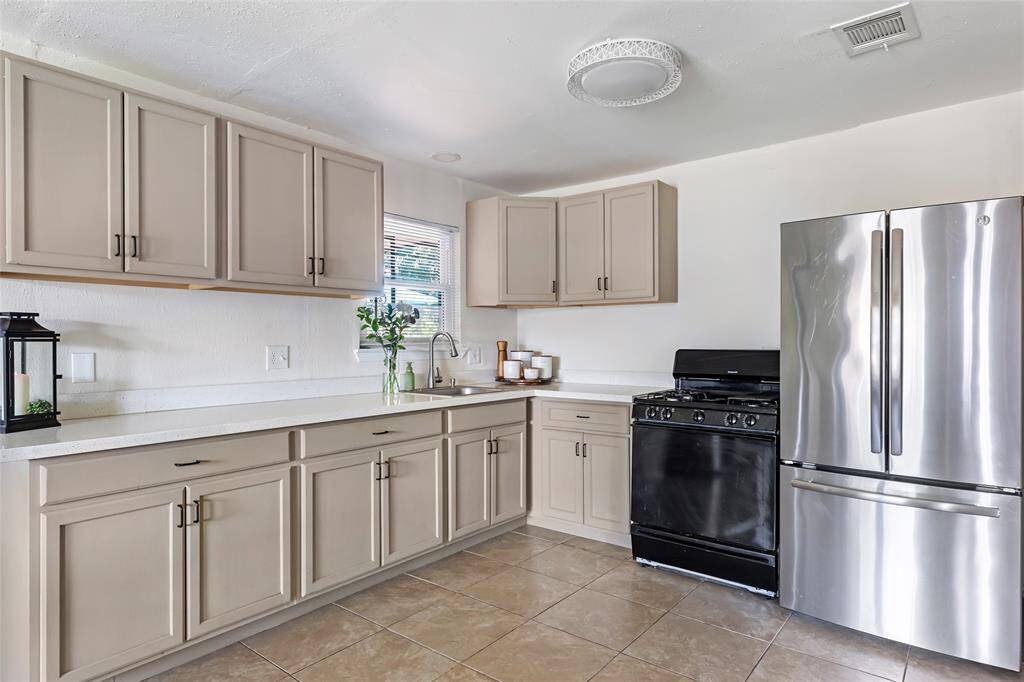 Beautiful updated cabinets with tons of storage!