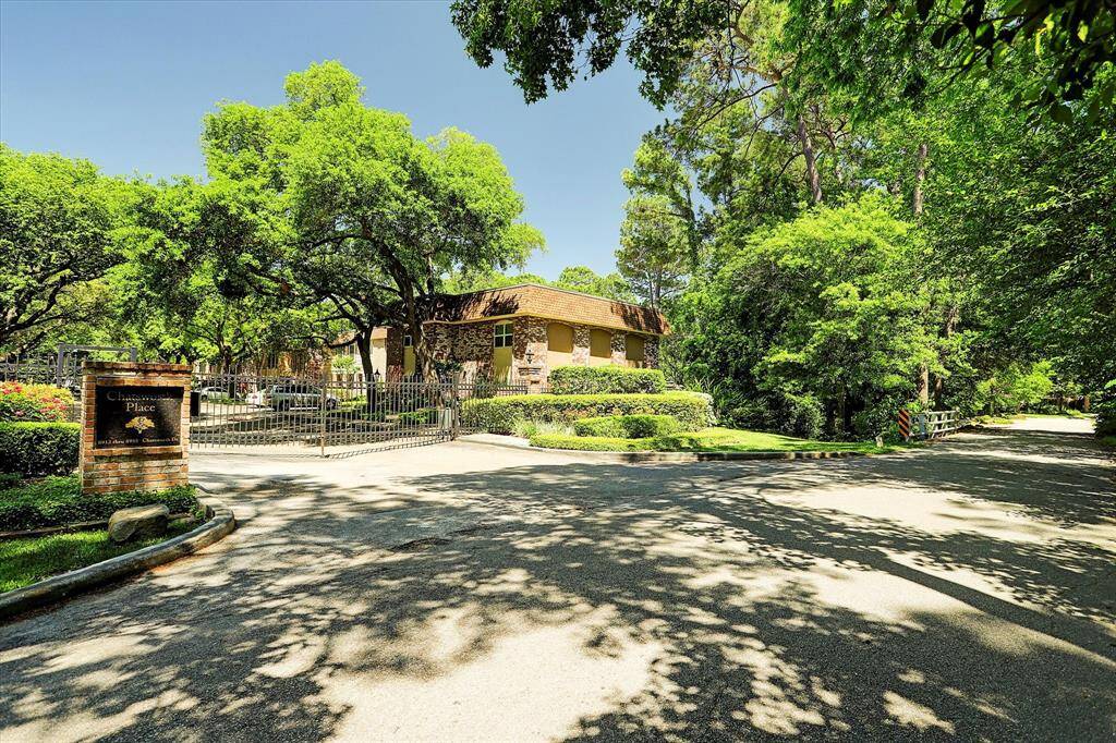 Beautiful Close In Memorial neighborhood!