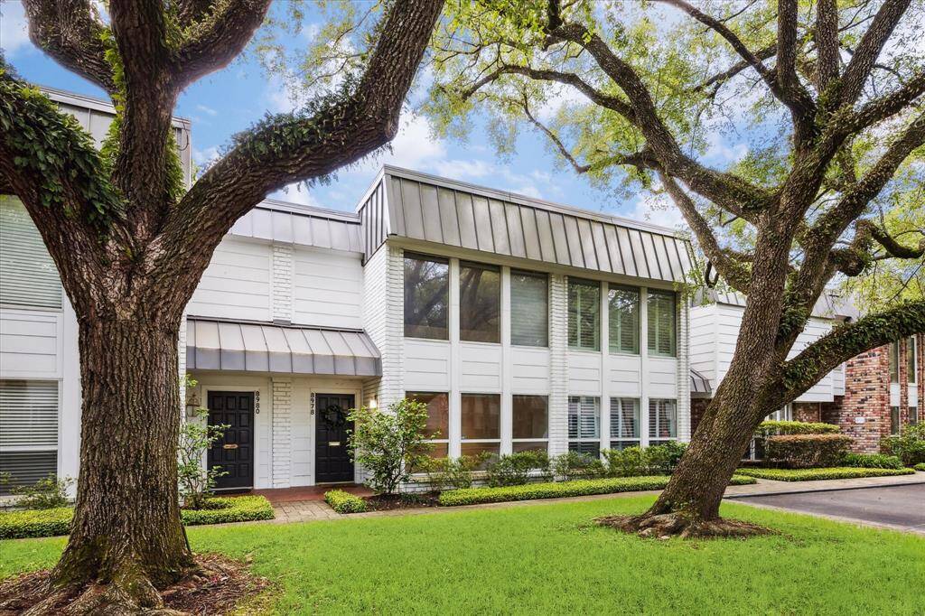 Lots of greenspace and guest parking!