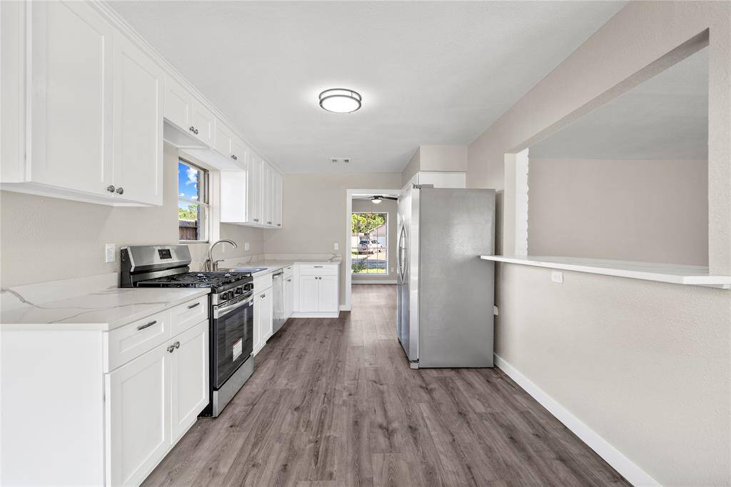 The breakfast bar offers a thoughtful connection between the kitchen and living room — perfect for casual seating, conversation, or a quick meal. With access from both sides, it adds flexibility without interrupting the flow of either space.