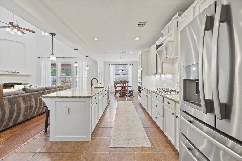 Entertaining is a breeze with an open-concept kitchen and living area. Whip up appetizers for your guests in your air-fryer or enlist their help to bake several dozen cookies for the upcoming charity bake-sale!