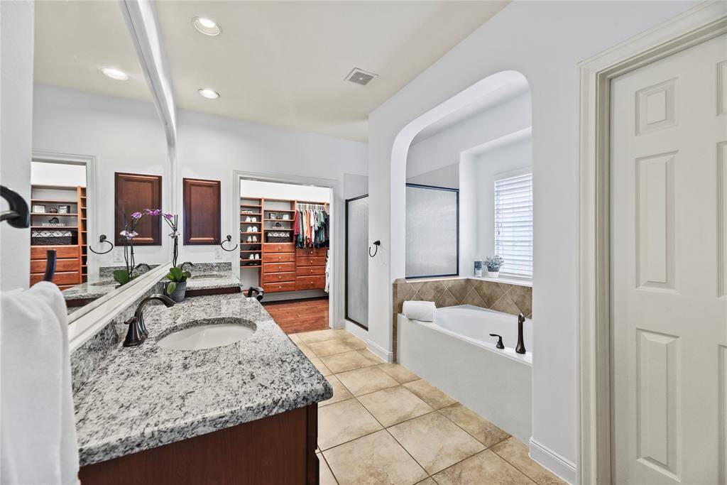 Offer your significant other a show of affection by running them a hot aromatherapy bubble bath in the large soaking tub. As a bonus, put on their favorite music and pour their favorite wine for a truly pampering experience.